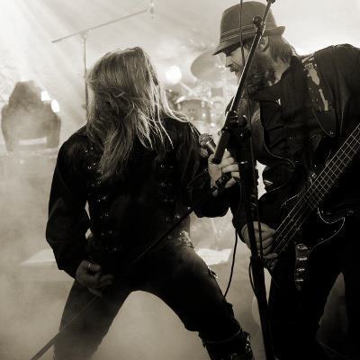 SVIGERMORD er et norsk event/party band som serverer kun det beste av 80/90 tallets største rockehits (p.s. vi liker egentlig svigermødre veldig godt!)