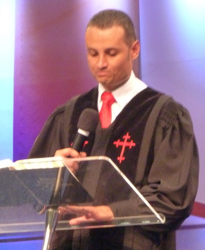 Sou cristão protestante reformado e sirvo a Deus como pastor na Igreja Presbiteriana Central de Londrina e no polo Jd. Castelo.