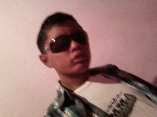 Quem gosta mesmo de você aguenta suas crises, suas manias, suas reclamações, seus momentos de tristeza, seus momentos de raiva.. e permanace sempre ao seu lado