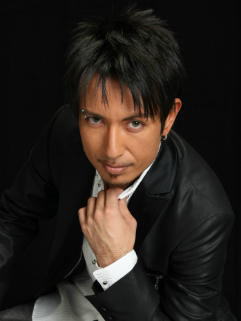 インドネシアboybandからこんにちはすべて私のカメラマンいる黒い砂