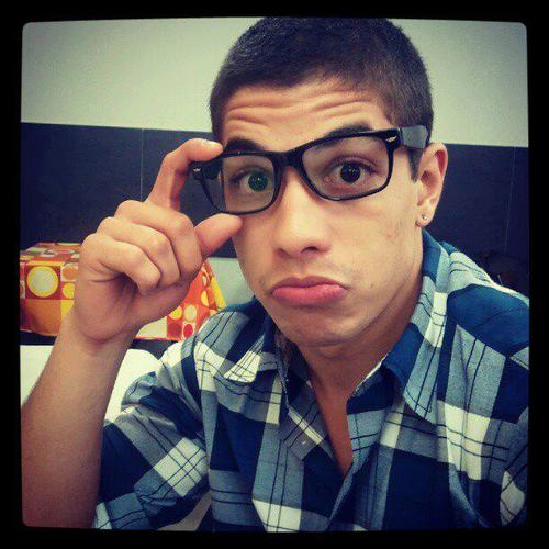 Ator,vocalista da banda D'trix,compositor.
Sou de peixes, nasci dia 24/02/1993
contato profissional Anderson Farias
(andersonfarias2@yahoo.com.br)