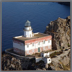 FaroGuardia's profile picture. Costruito nel 1886. Fino al 1975 sono stato abitato da fanalisti. La mia ‘lanterna’ illumina e protegge la navigazione nel Tirreno.