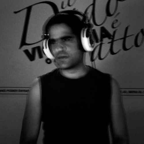 A Barcelona based DJ, who enjoys exploring aspects of Techno, Minimal, and Progressive House. Download my sessions on Soundcloud: http://t.co/vD97Cbfq
