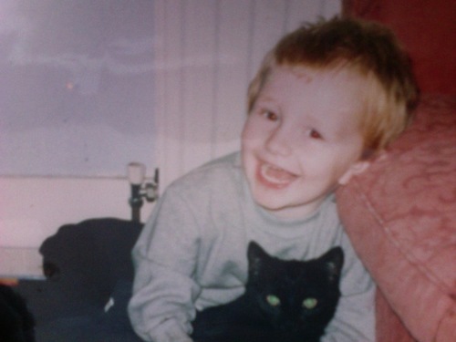 a lone kid who tweets all the time about friends , games and general banterr follow for follow y0