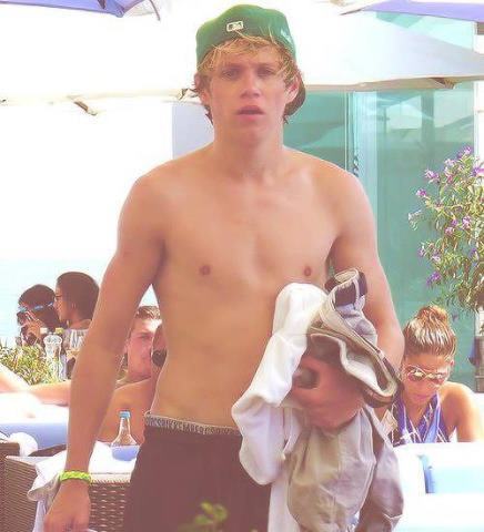 i love onedirections, follow + il follow back....everntually!!