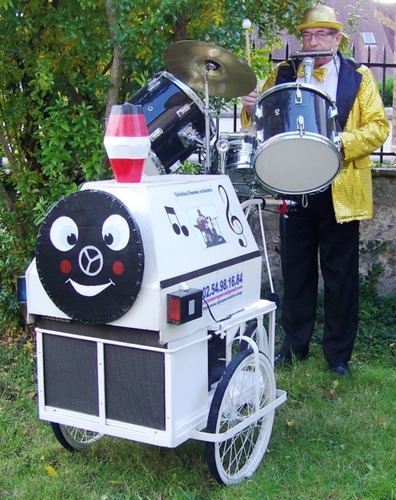 Christian,l'homme orchestre:animation musicale en déambulatoire.Animation de rues,brocantes,vide greniers.Animation musicale en fixe pour les ainés,