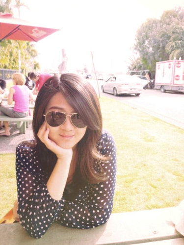 yessicacla's profile picture. Former graphic designer | Current B2B marketer |  A lucid dreamer | Music & movie evangelist | Bacon expert | I hibernate