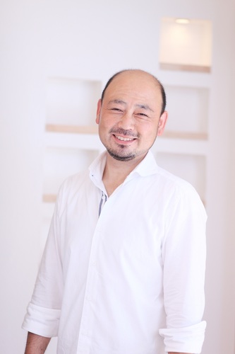 京都の亀岡で生まれ亀岡で育ち、そして亀岡を愛しています。地域の人々に支えられてお陰さまで創業６０年を迎える事が出来ました。これからも皆様方のお世話になり、そして地域の人々にお役に立つよう努力して行きたいと考えています。
木を育てそして建物として生まれ変わり、本当の意味での無垢材の良さを皆様方にお届けしたい。