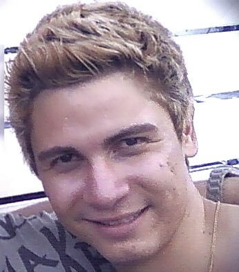Alegre...feliz da vida e grato por tudo de bom que Deus me dá...