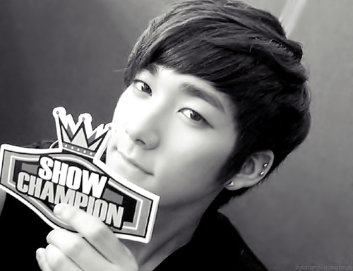 ♡ k-pop I'm L.O./\.E 
Love aron !