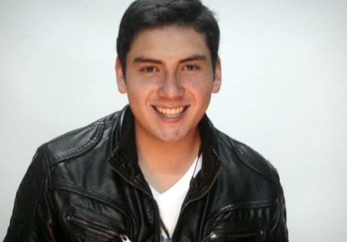 Estudiante de periodismo, cantante, compositor, guitarrista.