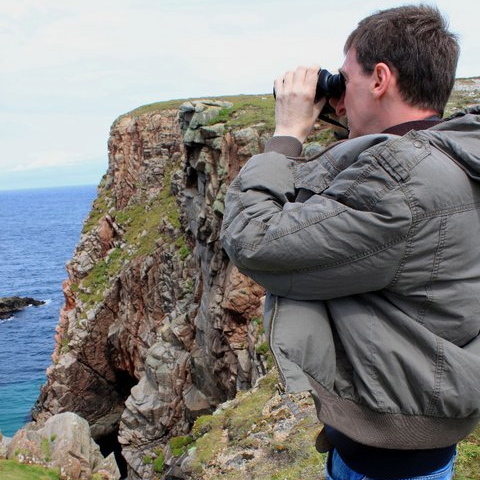 Gerry Millar. Journalist, birder (Dúlra), rewilder. 
Brisim gach riail ach caol le caol (©kneecap).