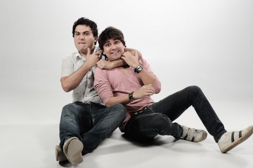 Duas fãs loucas, apaixonadas, sonhadoras, guerreiras e capazes de tudo por um simples sorriso dos meninos, Bruninho e Davi ♥
