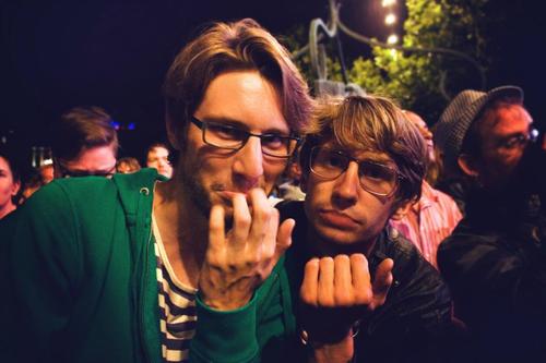 En superbra podcast om film, musik och allt möjligt annat (men inte om deklarationer, sport, ekonomi, bankärenden och ölsorter) Av @citabel och @arielblomqvist.