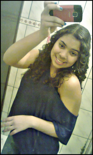 Não ame pela beleza , pois um dia ela acaba . Não ame por admiração pois um dia voce se decepciona , ame apenas. (: