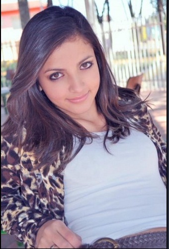 Ela que vive com α cαbeçα nα luα, com músicα no ouvido e corαção nα bocα :)
 uma meninα e mulher, elα sαbe muito bem o que quer .