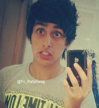 Primeiro Fc dedicado ao @RafaSWAG vocalista da banda @swag_news /since: 11-08-11. Ouçam: http://t.co/nZ4r5fSIox Dona: @nathynobree
