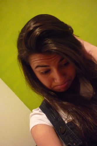 Aquariana.determinada,apaixonada,ciumenta,simples,decidida,carinhosa,irritante,desorganizada,impaciente,invergonhada,amiga e muito feliz! (: