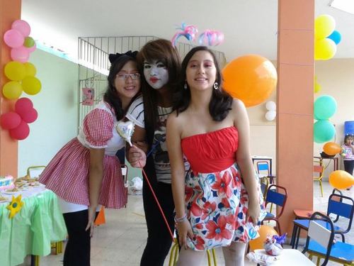 Somos Gemelas:)
Mayra y Andrea
Mayra (Yo Naci primero)
Soy Alegre, Amistosa y  Me Encanta hacer Locuras:D
Andrea
Soy mas Responsable y Amistosa:)