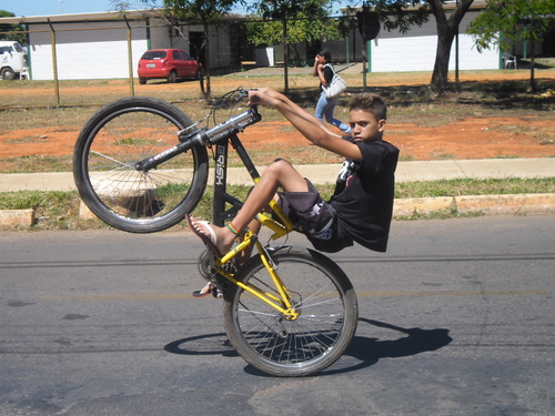Pra quem não me conhece, eu vou
Me apresentar.
Sou um preto da favela que canta rap p
Estilo cabuloso,calça e blusão
U revolucionário com microfone
Na mão.