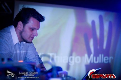 14 anos projetando sorriso e a sensualidade em suas narrativas. Com apresentações em casas  como Club A, Clash, Lab e Warung; foca principalmente a cena House.