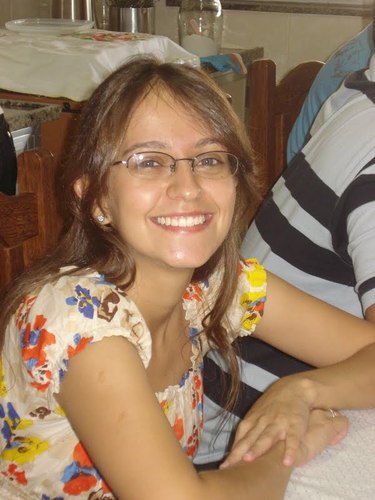 Amo ler bons livros, gosto da simplicidade, de tocar violão, da natureza e animais. Amo á Deus !