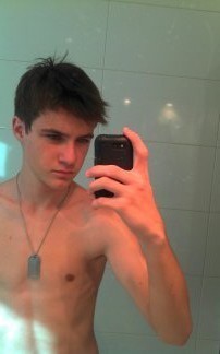 eu sou um gαroto como todos os outros,
só estou vivendo diαs iguαis, de mαneirαs diferentes !
eu gosto de dα uns rolé, αproveitα α vidα   !
               =D