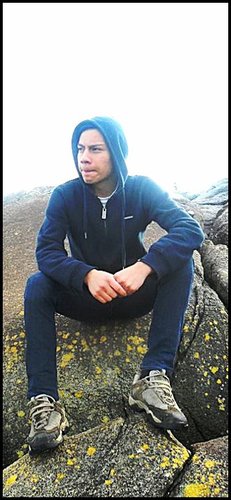 Feliz de  de la vida que dios me regalo 
 Solo Sigueme y Te Sigo =)