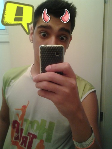 Não ligo que me olhem da cabeça aos pés..porque nunca farão minha cabeça e nunca chegarão aos meus pés''segue aee^^