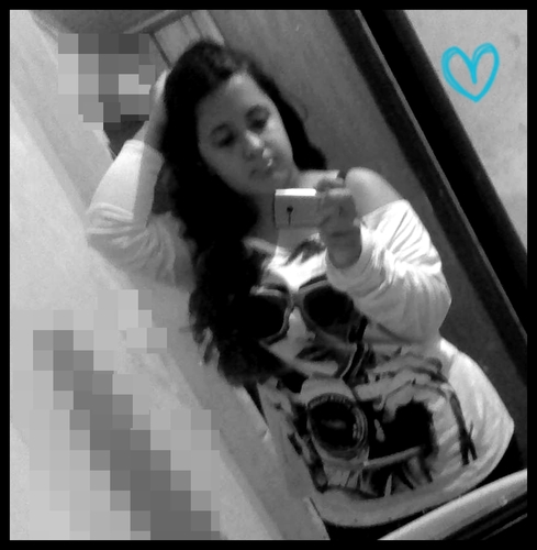 Eu não sei andar em público. Sou tímida. Não gosto do meu corpo. Não tenho paciência. Não sou a garota mais bonita.Sou ciumenta. Amo dormir. Sorrisos me atraem.