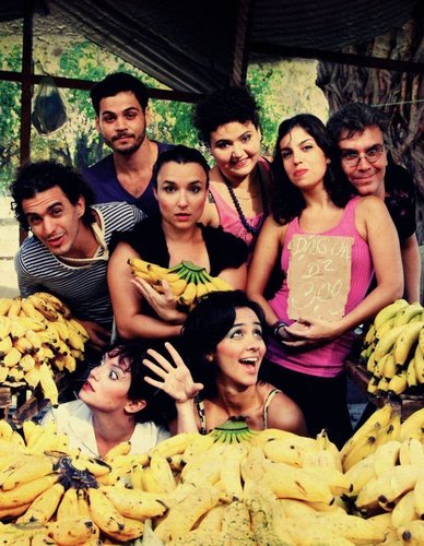 DONA JOANA é uma inusitada banda carioca formada por músicos, compositores, atores, bailarinos e circenses.Empilhando seus integrantes, a banda mede 13,35m.