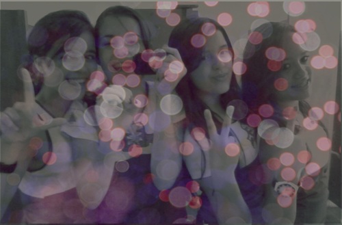 OOoooo para começar samos amigas samos loucas um pouco, concentradas, samos muito extrovertidas e temos muitas qualidades: Humildade, Alegria,Lindas eeh?