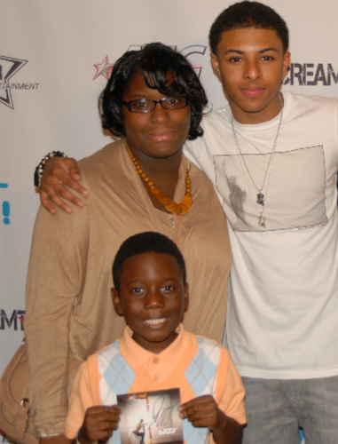 I'm outgoing an different. I Luv bowling gokarts an laser tag.I LUV DIGGY!! 3/20/12 UA.3/22/12 i met Diggy.4/3/12 Diggy followed me #JetSetters #teamdiggy