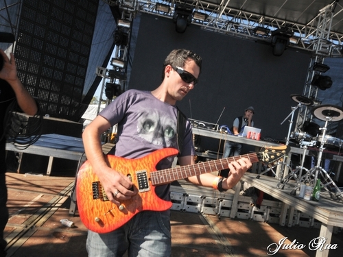 Paranoid_live's profile picture. O Paranoid Project traz aos palcos uma mistura ideal de música eletrônica com a interação de músicos com performances ao vivo.