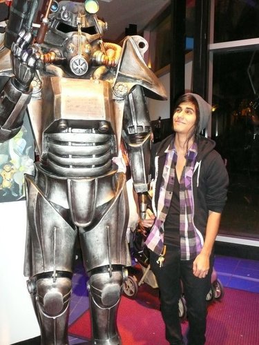 Henhendahouscat's profile picture. I can sorta do tricks and I love my dog named dogman.