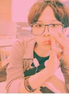 24살.
아메리카노 보다는 카푸치노를 좋아하고
비오는 날 혼자 버스 타고 음악 듣기를 좋아하는
아직 사회에 나가지 않은 풋풋함이 남은 열정적인 청년!