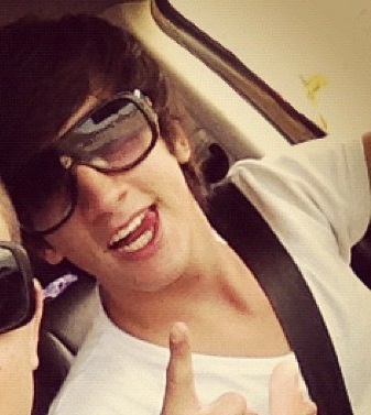 Desde: 10.07.2011 ás 22h54 Oficializado 10.07.2011 23h52
Por que viver longe de ti é o meu pior castigo @pelopes_
