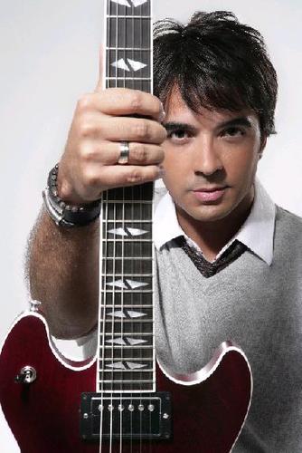 LuisFonsiFans8's profile picture. Club de Fans de @luisfonsi. Siguenos!