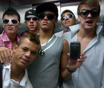 Eu ia fazer uma bio legal , mais estou ocupada demais cv com o Bonde #Tois :) since: 31-07-12  19:45 ∞