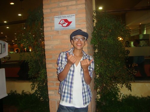 sou um cara brincalhao gosto muito de sai gosto de faze amizades  e valorizo as minhas amizades