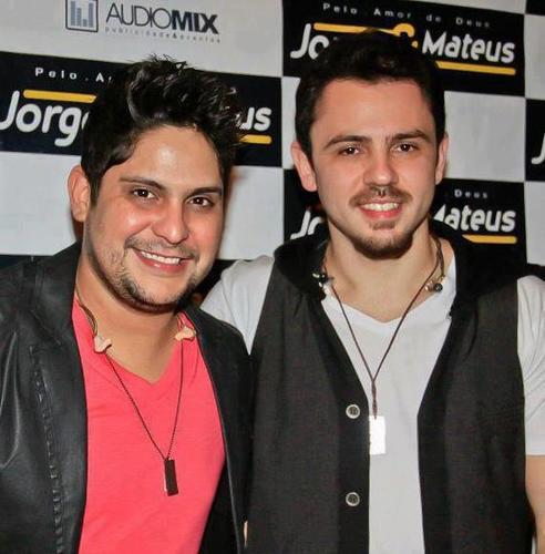 Esse amor é a minha mania de noite e de dia eu só sei te amar ♪ Fc Dedicado a dupla @Jorgeemateus s2 por: Lidana e Larissa.