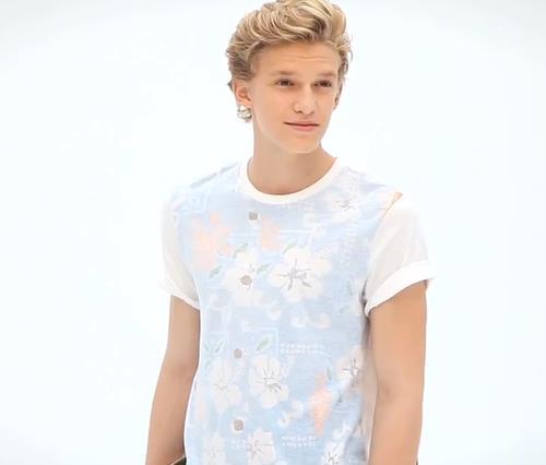 we think Cody Simpson is the most handsome Australian in this entire planet. we are italian angels. our idols are Cody&Alli Simpson.