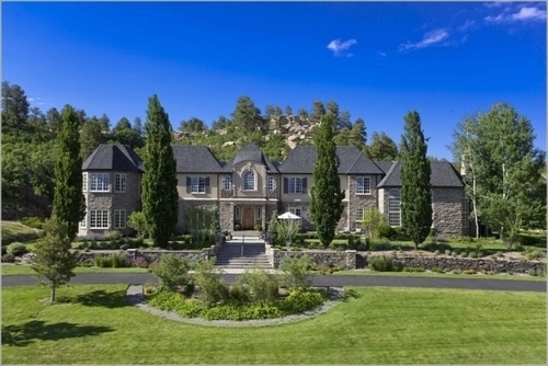A picturesque 55-acre property with panoramic sandstone cliffs embraces the Chateau and beautiful scenic views,the perfect backdrop for your next celebration!