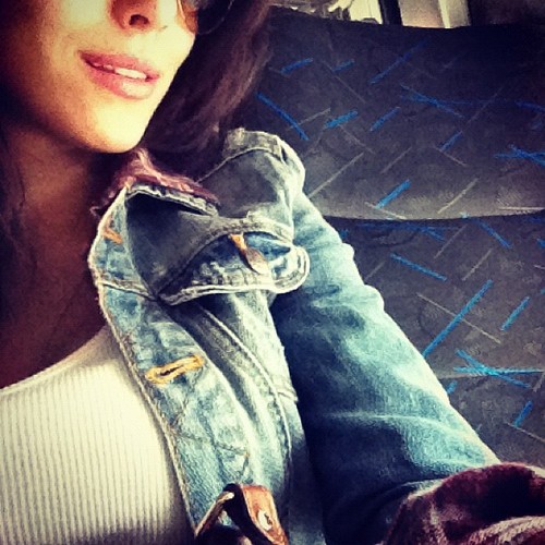 Se essa ausência que me acalenta agora estivesse perto,perto junto, misturado, confundido,fundido, suado...Seríamos nós ao invés de Eu e Você!! @Melfronckowiak