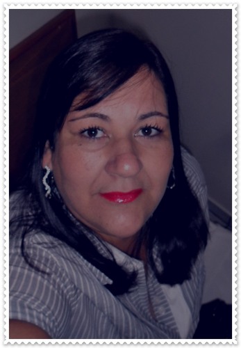 Feliz, família linda, amigos adoraveis,devo tudo isso a Deus, meu guia e protetor.