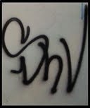 ritmo e poesia, faço isso todo dia, SnV na correria, espalha ideologia, se protege da falsidade, com muita ironia, no sangue sagacidade.