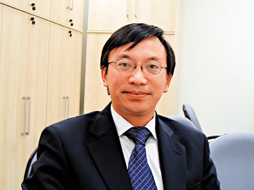 针灸博士,现香港浸会大学中医药学院主任医师,靳三针疗法的主要继承人,著有《靳三针疗法》等专著。“”激痛点针灸疗法“获第二届环球杯全国填针灸特技演示大会二等奖及学员们的最高评分。被评为“”国家榜样“”。专注于临床针灸治疗,主要特长为针灸治疗耳鸣与各种痛症、小儿自闭症、不孕不育症等。