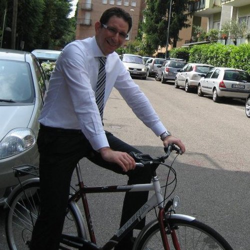 Sognatore con una grande passione per il cinema e la musica, i viaggi la lettura e la buona compagnia, cattolico e ancora credente nei valori come l'Amicizia