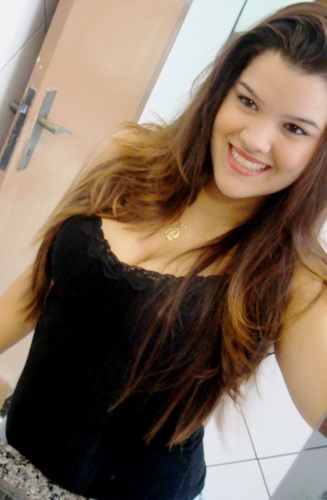 'Me cerco de boas intenções, me reservo pros poucos e melhores amigos. Me encho de luz. Me permito o riso.' :)