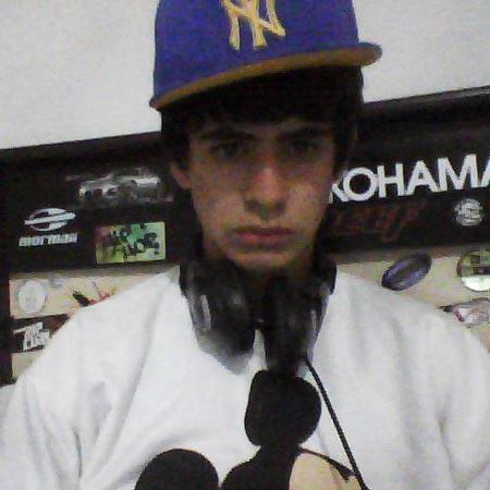 Sou um cara simples, que já teve dias de luta e de glória, e que não tem medo de enfrentar a vida. Por q missão dada parceiro, é missão cumprida.